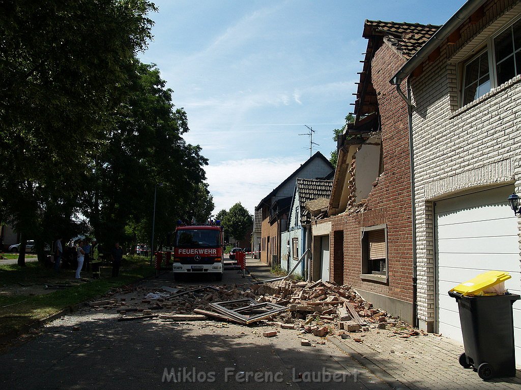 Detonation im Haus Erftstadt Dirmertsheim Brueckenstr P540.JPG